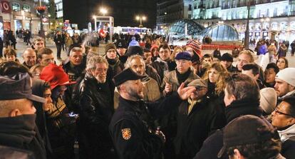 Un policía se dirige a los asistentes.