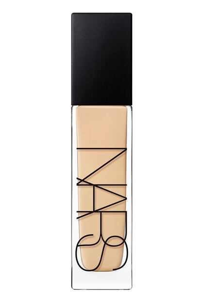 Natural Radiant de NARS. Increíblemente ligera pero con 16 horas de resistencia sin pérdida de intensidad. Su fórmula transitable y resistente al agua asegura mantener el color y el resplandor por mucho más tiempo.