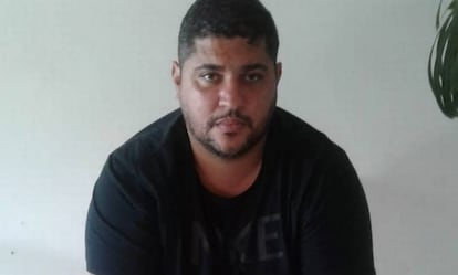 André Macedo, narcotraficante del PCC, el día de su detención en una foto difundida por la policía brasileña.