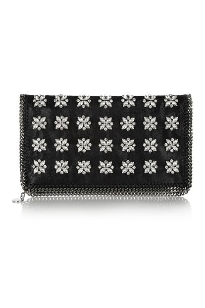 Este 'clutch' que firma Stella McCartney ha sido objeto de algunos clones esta temporada. Consigue el original rebajado de 980 euros a 490 (ahorro de 490 euros).