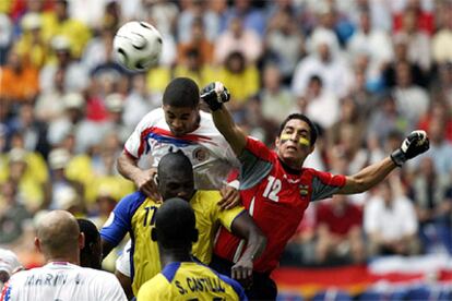 Mora, portero de Ecuador, despeja de puños.