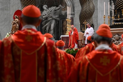 El purpurado Giovanni Battista Re, decano del colegio de cardenales, pronuncia la homilía en la misa 'Pro Elegendo Pontifice', este miércoles, antes del inicio del cónclave en el Vaticano.