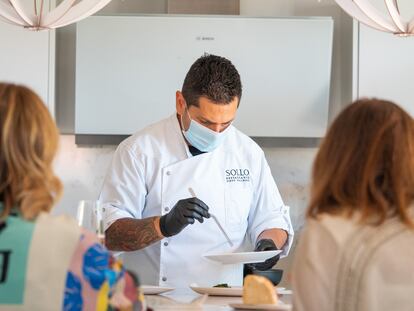 Diego Gallegos, del restaurante Sollo de Fuengirola, cocinando en un domicilio.