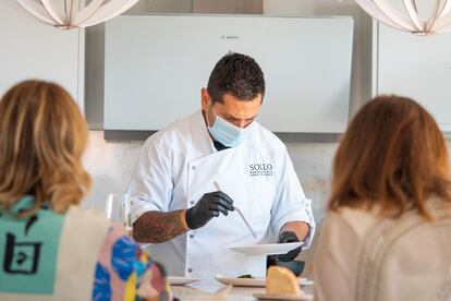 Diego Gallegos, del restaurante Sollo de Fuengirola, cocinando en un domicilio.