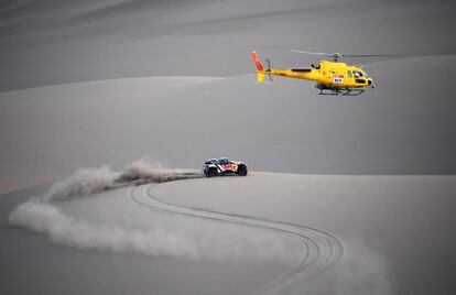 Un helicóptero de la organización sigue al piloto español Carlos Sainz durante una de las etapas entre San Juan de Manorca y Arequipa (Perú), el 10 enero.