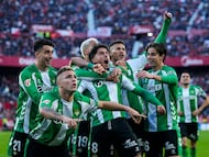 Pablo Fornals celebra con sus compañeros el primer gol del Betis en el derbi.