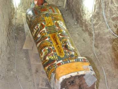 Ataúd de cartón pintado hallado en el templo de Tutmosis III, en Luxor (Egipto).