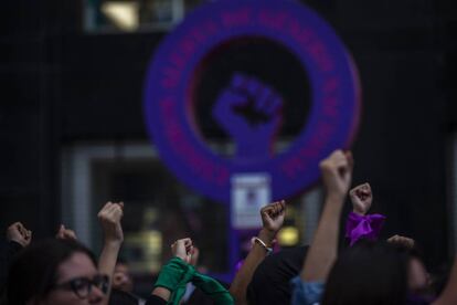 Mujeres levantan las manos durante una protesta feminista en Ciudad de México.
