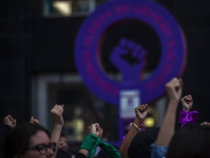 Mujeres levantan las manos durante una protesta feminista en Ciudad de México.