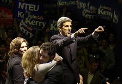 Kerry celebra su victoria electoral junto a su familia el martes por la noche en Washington.