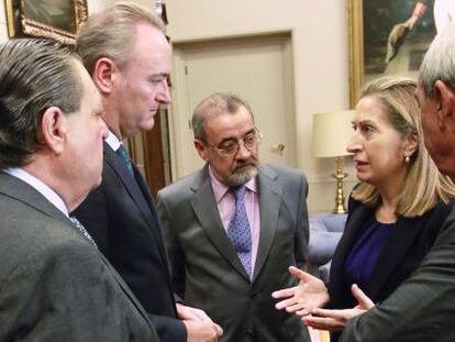 Los empresarios Boluda y F&eacute;lix, de espaldas, con la ministra Pastor, el l&iacute;der de Cierval Gonz&aacute;lez y el presidente valenciano Fabra hace un mes.