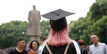 Una estudiante recién graduada.