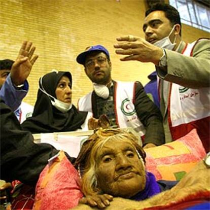 Shahrbano Mazendrani ayer, en el hospital tras pasar ocho días bajo los escombros.