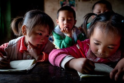 A parte de las categorías profesional y no profesional a nivel mundial; el certamen otorga premios a nivel regional. Wei Zeng ha sido elegido Descubrimiento del año en la categoría de fotografía editorial entre los fotógrafos chinos que se han presentado al certámen con su trabajo 'Resurrection of Village Primary School'.