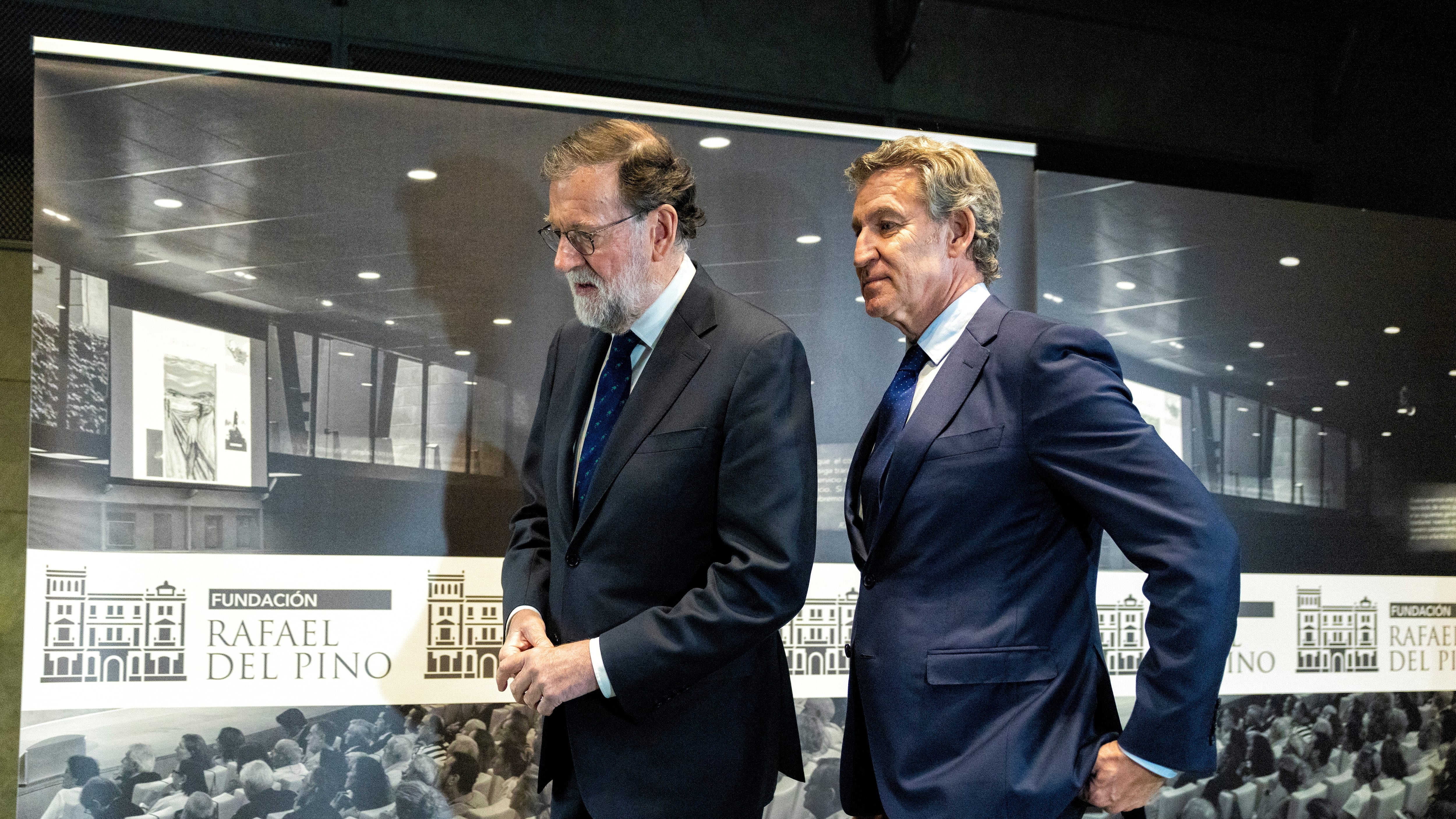 El expresidente del Gobierno Mariano Rajoy junto a Alberto Núñez Feijóo, en abril. 