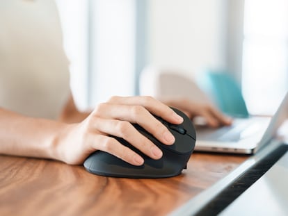 Artículo de EL PAÍS Escaparate que describe las ventajas de uso de un ratón ergonómico y vertical en oferta de Trust