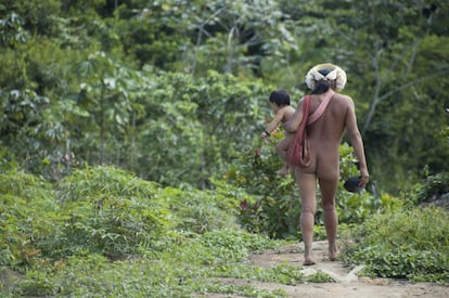 Las mujeres zo'és de la Amazonia brasileña suelen llevar a sus hijos en portabebés que tejen con fibras de palma o algodón que cultivan en sus huertos. Todos son iguales en la sociedad zo’é. Los zo’és son polígamos, y tanto las mujeres como los hombres pueden tener más de un compañero/a. Es bastante común que una mujer con varias hijas se case con diferentes hombres, algunos de los cuales podrían casarse más tarde con éstas. Las mujeres indígenas no están “atrasadas” ni son “primitivas”; tienen sociedades complejas y en evolución que florecen cuando se las deja perseguir las formas de vida diversas y autosuficientes que han desarrollado a lo largo de los siglos. A pesar de su sufrimiento, la resistencia de muchas mujeres indígenas sigue aumentando en la actualidad. 