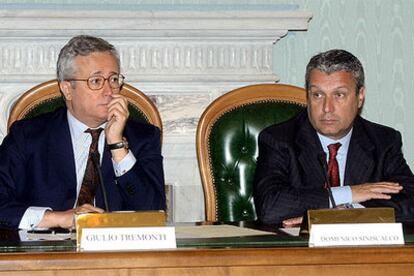 El director general del Tesoro, Domenico Siniscalco, con el ministro de Economía, Gulio Tremonti.