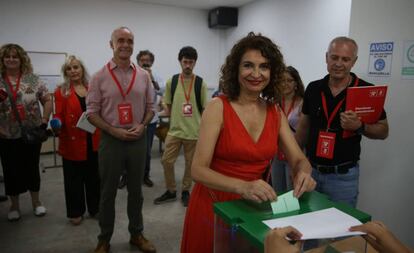 La ministra de Hacienda, María Jesús Montero, vota a las elecciones andaluzas.