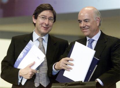 José Ignacio Goirigolzarri (a la izquierda) y Francisco González, tras la junta de accionistas de 2004.