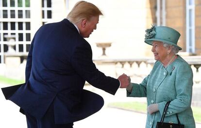 El presidente de Estados Unidos, Donald Trump, saluda a la reina Isabel II en la entrada del Palacio de Buckingham.