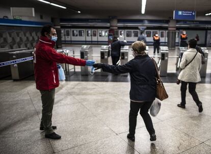Miles de trabajadores se incorporaron a sus puestos mientras las autoridades repartieron 10 millones de mascarillas en las principales estaciones de transporte público. En la imagen, reparto de mascarillas en la estación de Atocha, en Madrid, el 13 de abril.