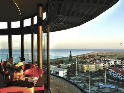 Las vistas abarcan desde las montañas de la vertiente meridional de la isla hasta las dunas de Maspalomas.