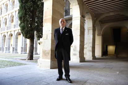 El escritor español Luis Mateo Díez, antes de la entrega del Premio Cervantes en el Paraninfo de la Universidad de Alcalá de Henares.