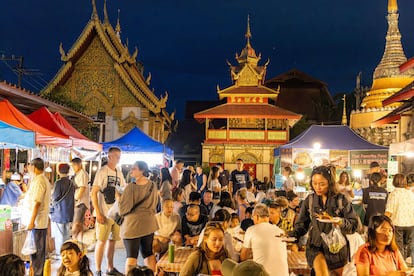 Un mercado nocturno en la ciudad tailandesa de Chiang Mai.