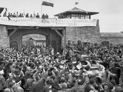 Prisioneros republicanos españoles reciben a las fuerzas americanas el 5 de mayo de 1945.