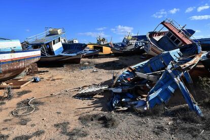 Restos de pateras en el  'cementerio de botes'.