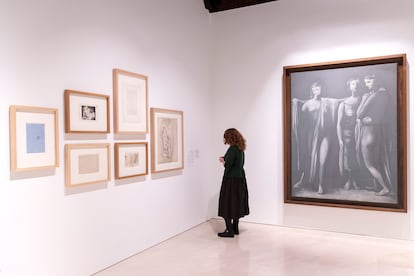 Una visitante en la exposicion 'Pablo Picasso: estructuras de la invencion. La unidad de una obra’ en el Museo Picasso Malaga, junto a la obra ‘Las tres gracias’ de Picasso.