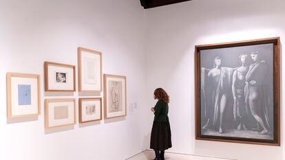 Una visitante en la exposicion 'Pablo Picasso: estructuras de la invencion. La unidad de una obra’ en el Museo Picasso Malaga, junto a la obra ‘Las tres gracias’ de Picasso.