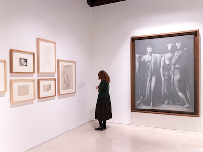 Una visitante en la exposicion 'Pablo Picasso: estructuras de la invencion. La unidad de una obra’ en el Museo Picasso Malaga, junto a la obra ‘Las tres gracias’ de Picasso.