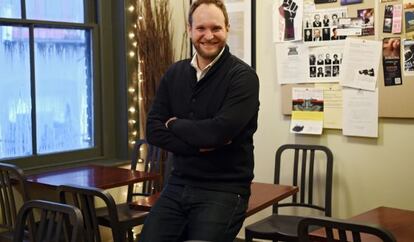 El escritor Joshua Feldman en una de las salas de 'Paragraph', el espacio donde escribe en Nueva York.