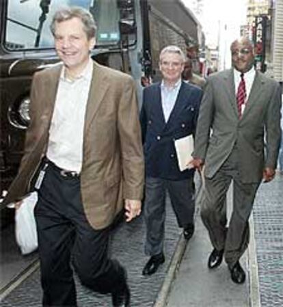 Arthur Sulzberger Jr. (a la izquierda) , Howell Raines (centro) y Gerald Boyd, camino de la asamblea del 14 de mayo.