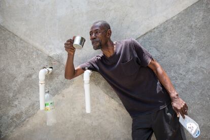 Lo comentan los vecinos a pie de fuente callejera en Haití: — Es el agua que usamos todos en la zona para beber, cocinar, lavarnos... Viene de un pozo y llevamos mucho tiempo usándola. — Pero, ¿la tratáis? — No, no tenemos un laboratorio.