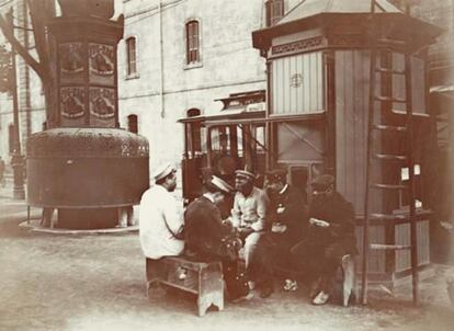 El fotógrafo Frederic Ballell (1864-1951) pasea por la Rambla y retrata a los músicos de la calle, las paradas de comida, los conductores del tranvia durante un descanso o los niños que suben a la fuente para beber agua.