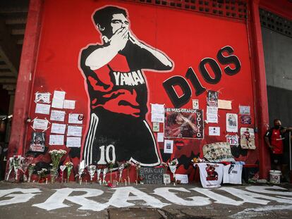 Los fans de Diego Armando Maradona le dejan flores para conmemorar su fallecimiento en un mural del estadio de Newell's Old Boys en Rosario, Argentina.
