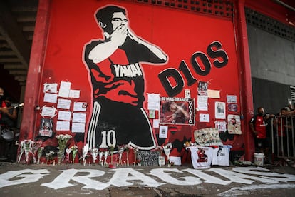 Los fans de Diego Armando Maradona le dejan flores para conmemorar su fallecimiento en un mural del estadio de Newell's Old Boys en Rosario, Argentina.