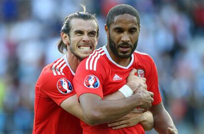 Gareth Bale se abraza a Ashley Williams para celebrar la victoria ante Irlanda del Norte que clasifica a Gales para cuartos de final.