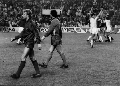 Los jugadores del Steaua, a la derecha, celebran la Copa de Europa ganada al Barcelona en mayo de 1986.