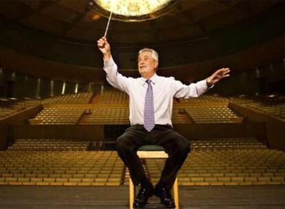 El presidente andaluz, batuta en mano, en el teatro de la Maestranza, de Sevilla.