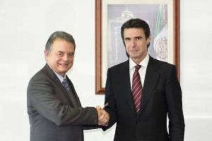 Fotografía cedida por la Secretaría de Energía (Sener) que muestra al ministro de Industria, Energía y Turismo de España, José Manuel Soria (d), durante su encuentro hoy, viernes 15 de noviembre de 2013, con su colega de México, Pedro Joaquín Coldwell (i), en Ciudad de México. EFE/SENER/Solo uso editorial