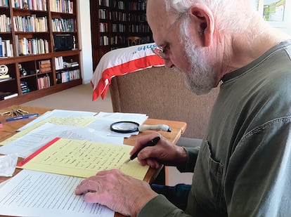 Oliver Sacks revisa un ensayo, ya muy enfermo y poco antes de fallecer, en 2015.