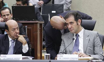 Francisco Gárate, representante del PAN, susurra algo a Lorenzo Córdova, presidente del INE.