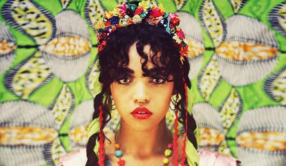 FKA twigs es una de las artistas de 2014. Su álbum LP1 es de lo mejorcito del año –nominado al Mercury prize y a los Grammy–, hipnotiza hasta el mismísimo Jimmy Fallon en directo y ha dado una lección a los racistas. Tal y como explimos aquí, la artista es pareja de Robert Pattinson y alzó la voz cuando sus redes sociales se llenaron de insultos y amenazas.