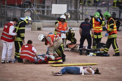 Las fuerzas policiales y de emergencia francesas participan en un ejercicio simulado como parte de las medidas de seguridad para el próximo Campeonato de fútbol de la Euro 2016, en Lyon.