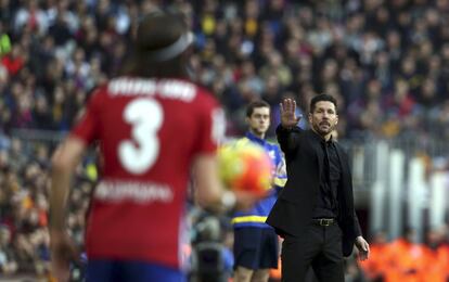 El entrenador del Atlético de Madrid, Diego Simeone, da instrucciones a sus jugadores durante el partido.
