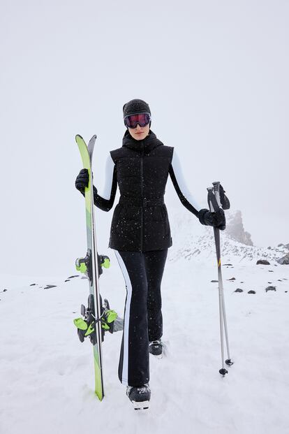 Chaleco acolchado PRIMALOFT® (99,99 €) y pantalón flare SKI (79,99 €) de Oysho.